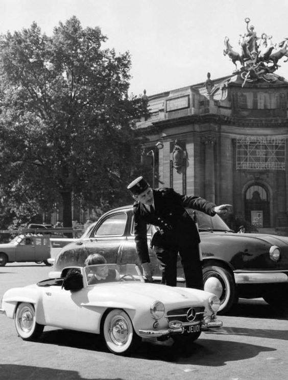 Gendarme avec petite Mercedes-Benz-190SL