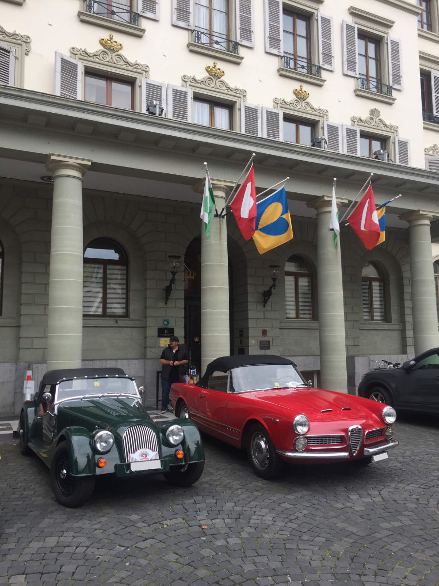 morgan et MGB devant hôtel
